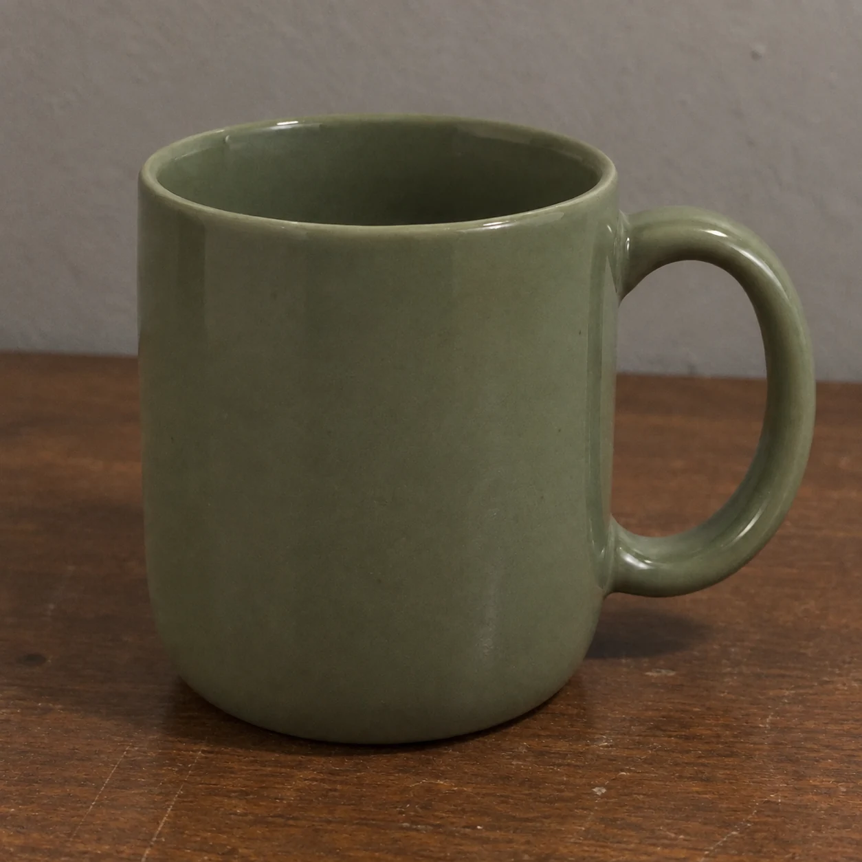 Demonstration: the same mug in a poorly lit casual photograph